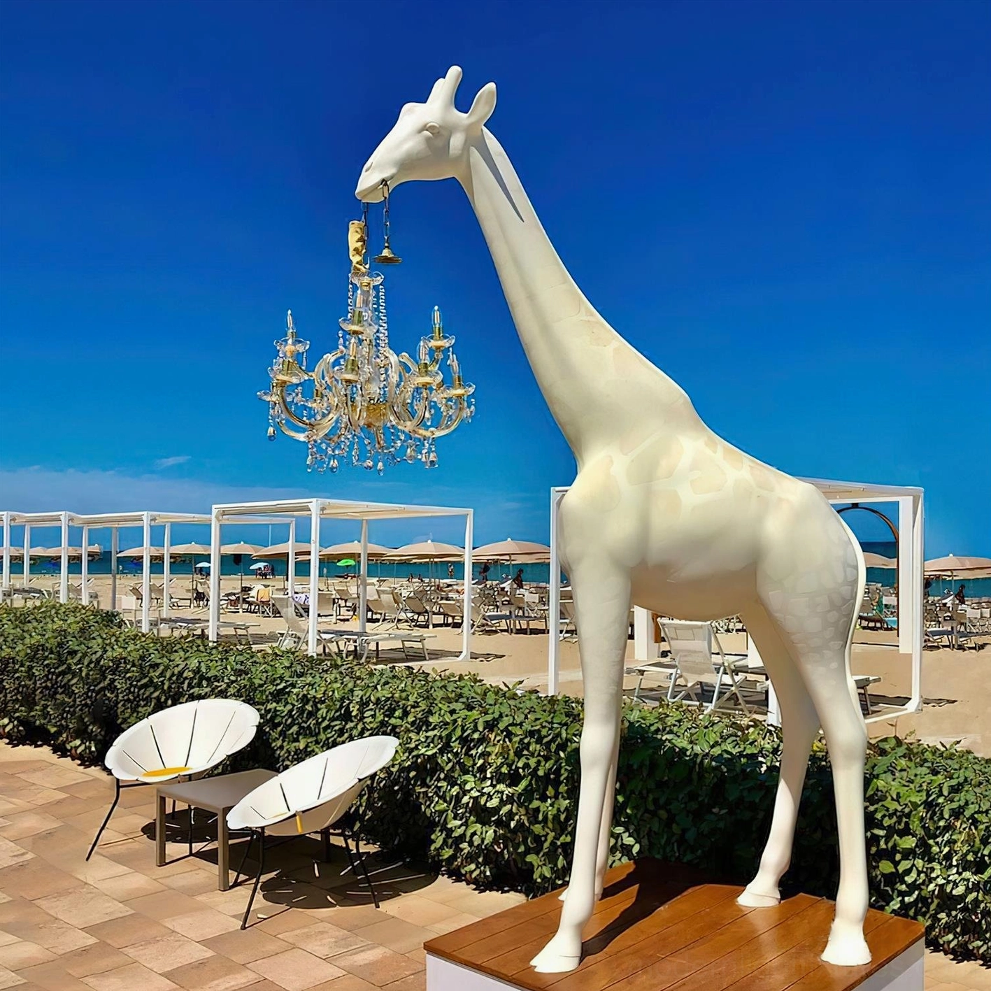 Statement giraffe floor lamp featuring bold artistic form and functional crystal lighting for modern interiors