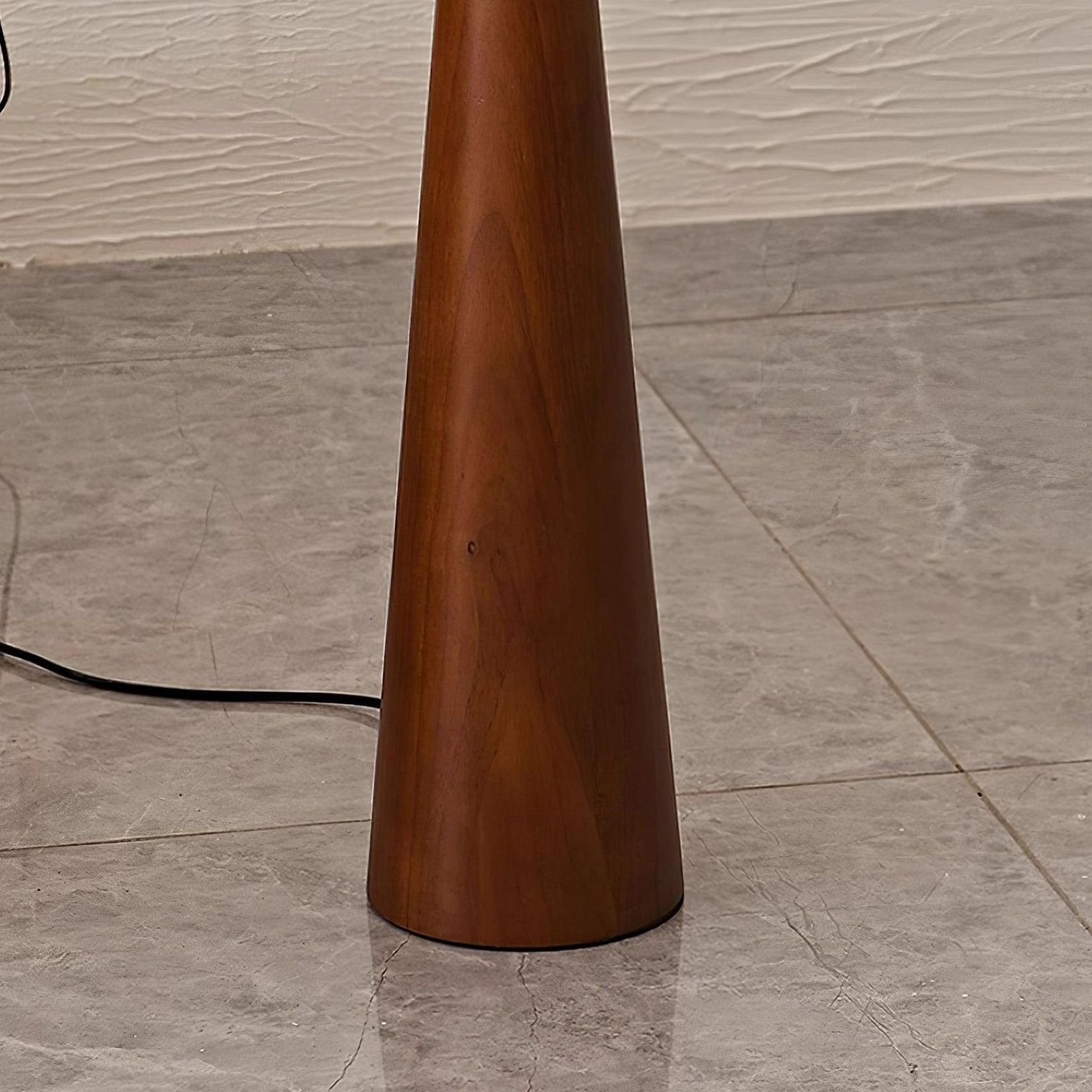 Svelte minimalist floor lamp us uk eu au plug options global compatibility