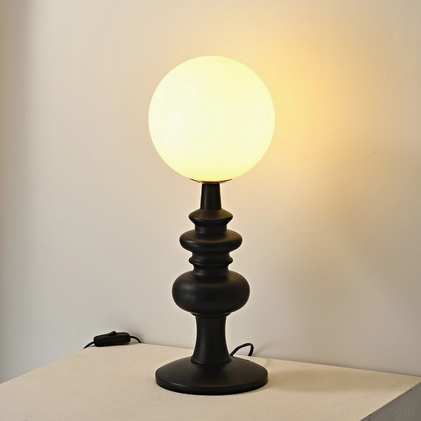 Mid-century modern Sveta table lamp - classic design with contemporary functionality