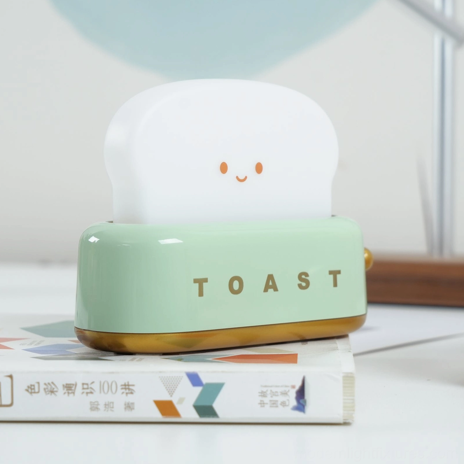 Retro toaster table lamp with elegant minimalist form appealing to design-conscious consumers
