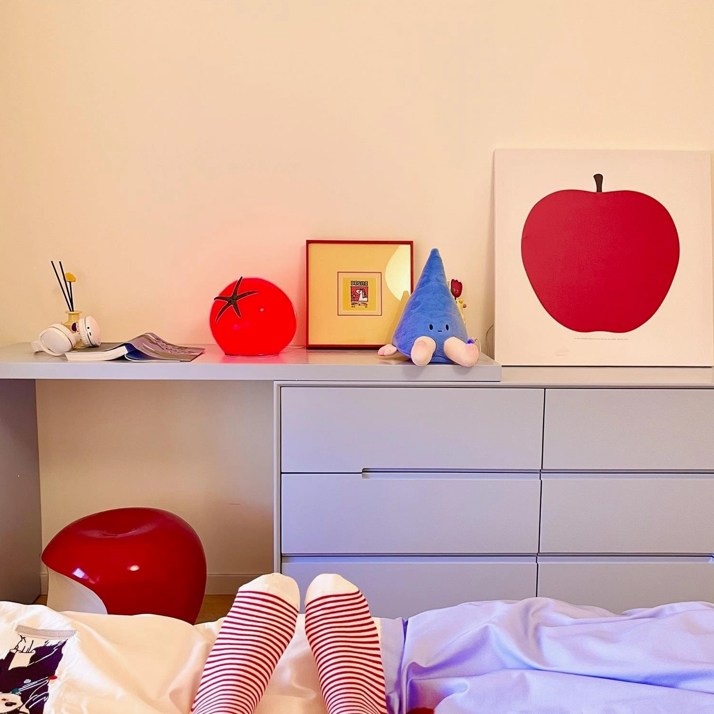 Tomato resin artistic table lamp modern LED lighting fixture product showcase