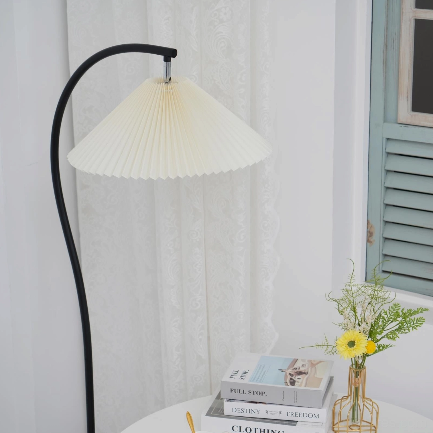 Tove floor lamp warm light ambiance, pleated shade diffusion cozy home lighting
