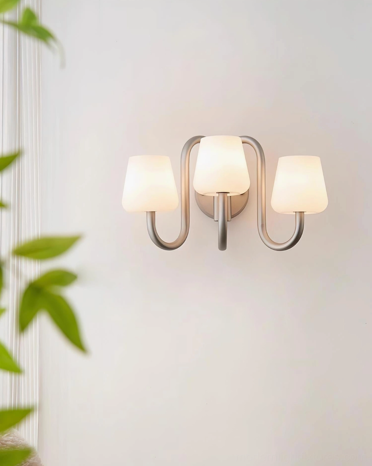 Trilo 3-light wall lamp contemporary modern lighting fixture architectural detail