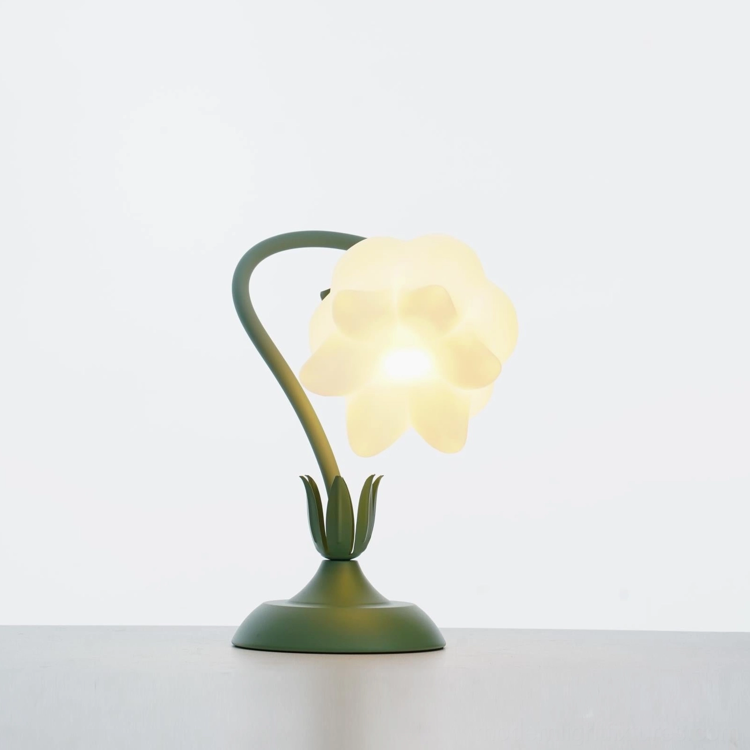 Twist tulip flower lamp suitable for minimalist, bohemian, and eclectic interior design