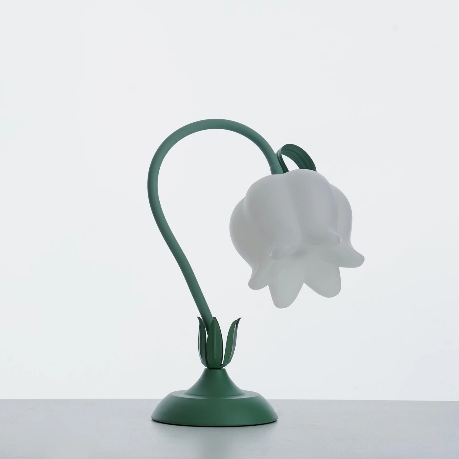 Twist tulip flower lamp demonstrating cool white three-color temperature LED technology