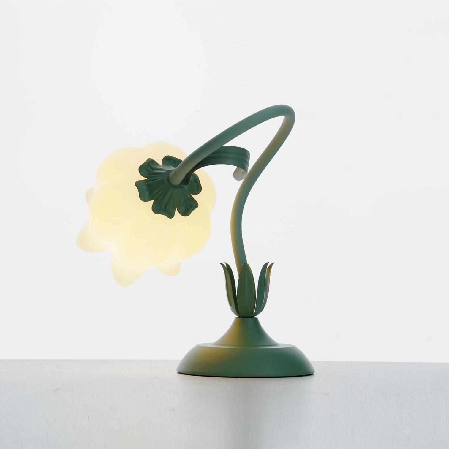 Adjustable twist tulip flower lamp with E26 and E27 socket compatibility for universal use
