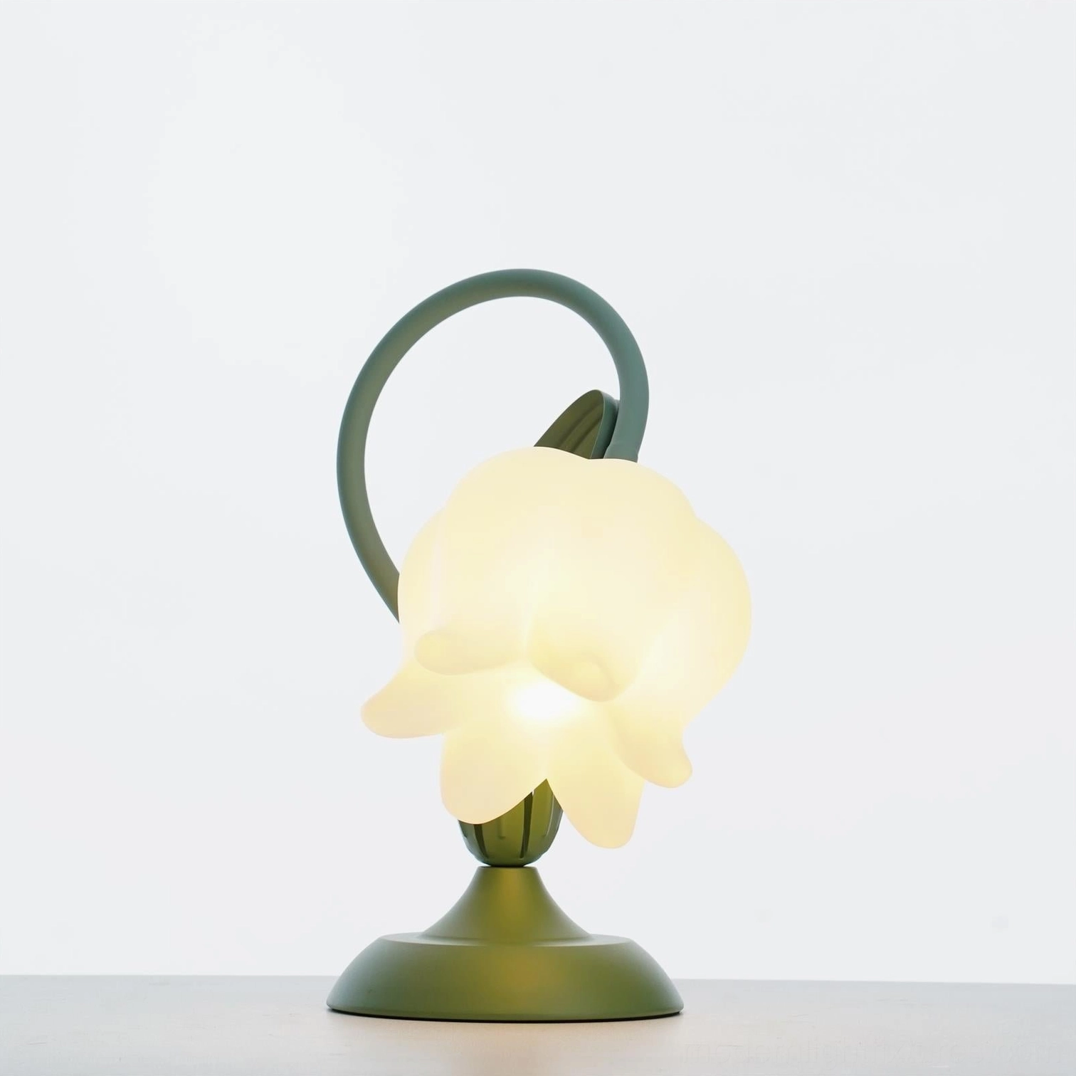 Twist tulip flower table lamp for renter-friendly customizable and adjustable home lighting