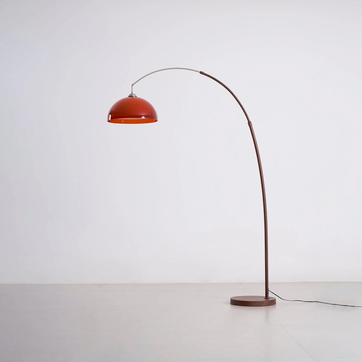 Ventoro arc floor lamp showing warm color temperature and glow quality with incandescent or LED bulb