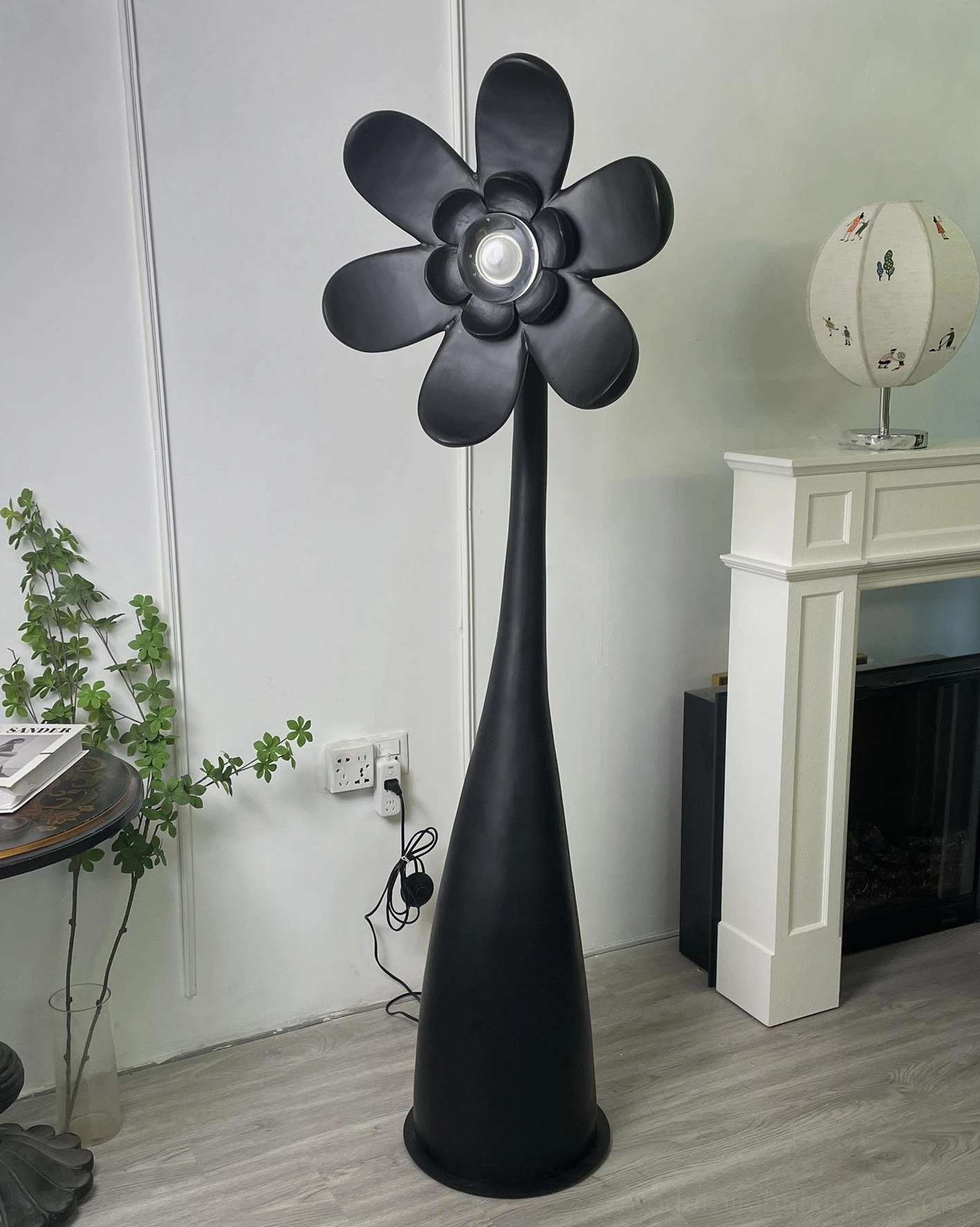 Vicenzio artistic floor lamp available in black matte and brushed gold finishes - modern design lighting