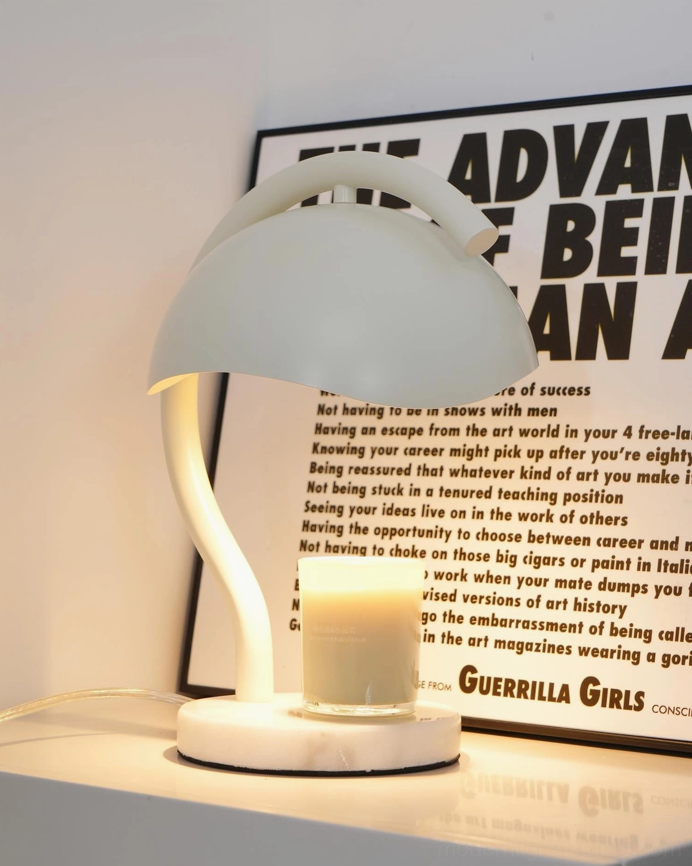 Warm ambient lighting candle warmer lamp with 3000K color temperature ideal for sleep and relaxation