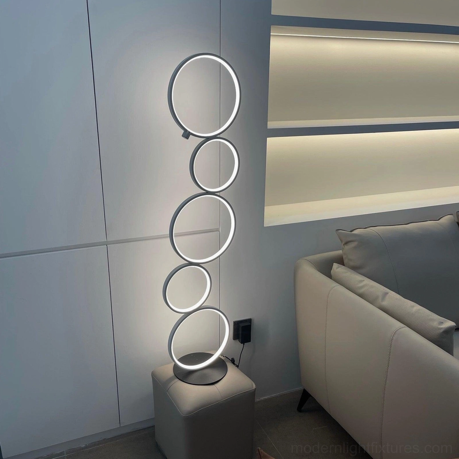 Minimalist ring floor lamp showcase highlighting warm white 3000K color temperature ambiance